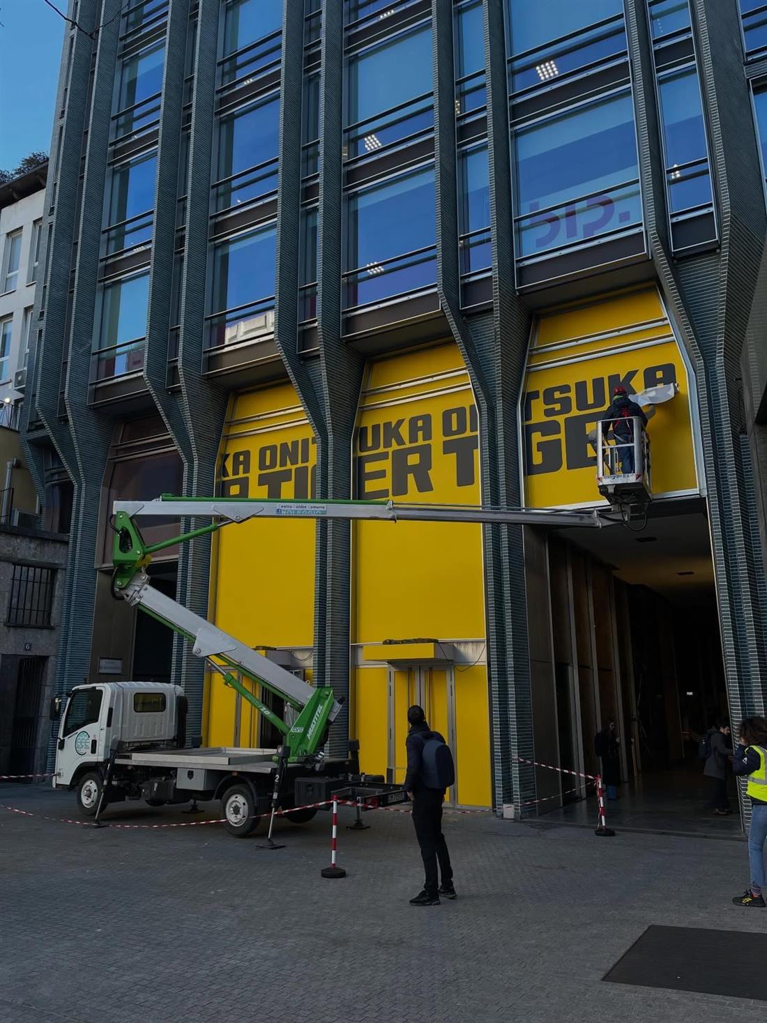 Installazione di una grafica su facciata con piattaforma aerea